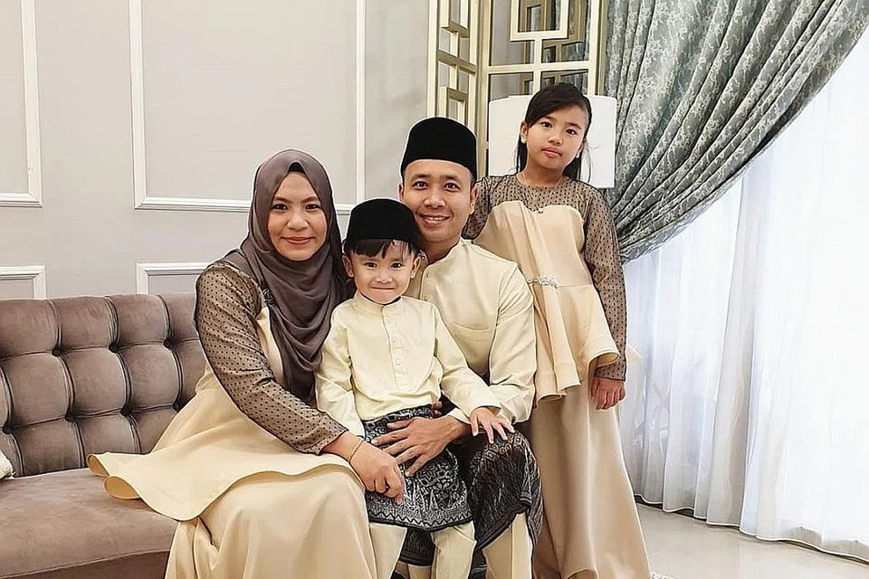 ALA KADAR: Cik Nursyazwani Ahmad bersama keluarganya berkata Hari Raya tahun ini lebih ringkas dan mudah kerana perlu untuk lebih berjimat ketika berbelanja.- Foto ihsan NURSYAZWANI