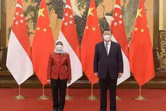 DUA PRESIDEN BERTEMU: Presiden Halimah Yacob bertemu Presiden China, Encik Xi Jinping (kanan) semasa lawatannya ke Beijing untuk menghadiri pelancaran Sukan Olimpik Musim Sejuk. - Foto MFA 