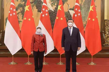 DUA PRESIDEN BERTEMU: Presiden Halimah Yacob bertemu Presiden China, Encik Xi Jinping (kanan) semasa lawatannya ke Beijing untuk menghadiri pelancaran Sukan Olimpik Musim Sejuk. - Foto MFA 