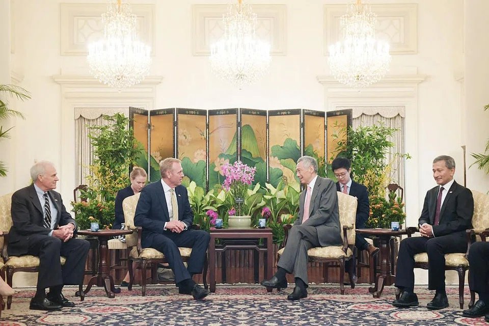 PERTEMUAN: Pemangku Setiausaha Pertahanan Amerika Syarikat, Encik Patrick Shanahan, bertemu Perdana Menteri, Encik Lee Hsien Loong, di Istana. - Foto BH oleh ALPHONSUS CHERN