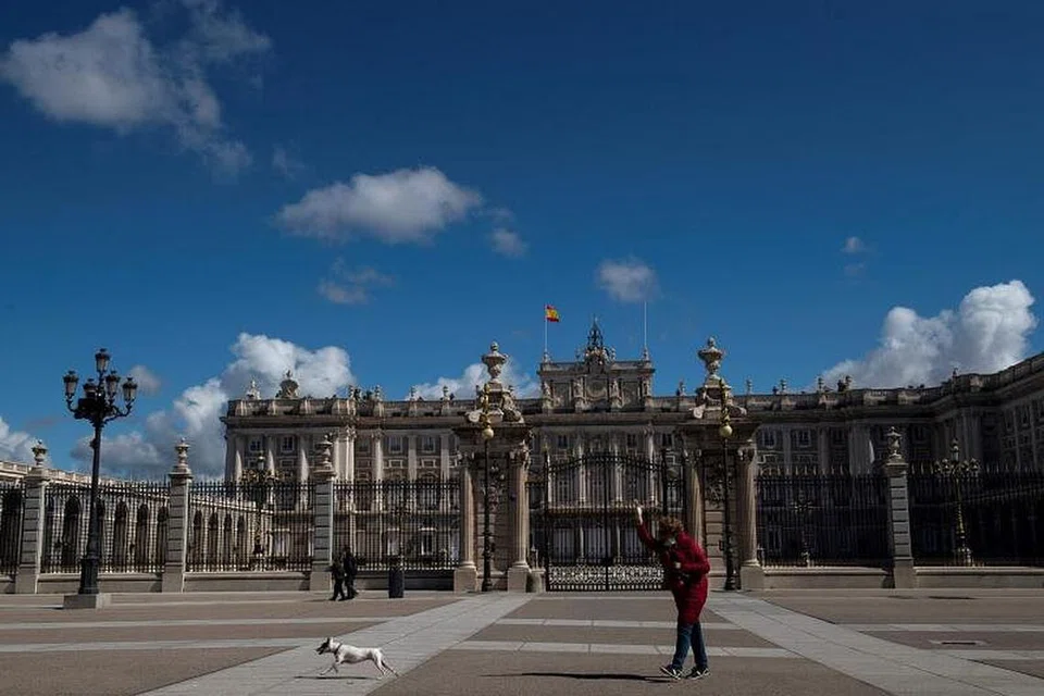 CABARAN KEHIDUPAN: Seorang wanita menikmati keindahan suasana bersama-sama anjing peliharaanya di kawasan Istana Diraja pada 10 Mei lalu, ketika tempoh yang dibenarkan pemerintah negara itu untuk warga keluar bersenam, di tengah-tengah perintah berkurung bagi membendung penyakit Covid-19. 