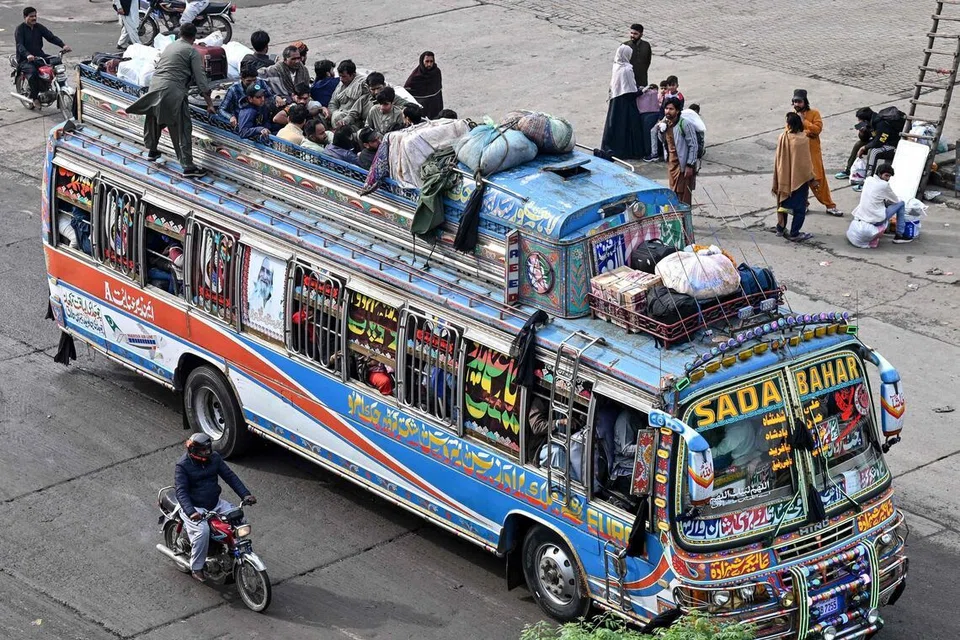 Kemeriahan menyambut Raya jelas terasa di Lahore, Pakistan,  dengan kereta api penuh sesak dengan penumpang berhimpit di dalam dan atas bumbung bas berwarna-warni.