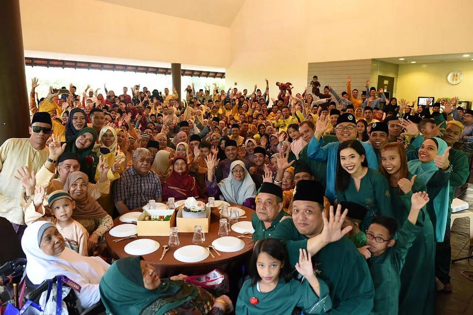 MERIAH BERAYA: Seramai 341 anggota keluarga Allahyarham Haji Ahmad, yang merangkumi enam generasi, menghadiri perjumpaan Hari Raya 'Megaraya 2018' di Kelab Perkhidmatan Awam (CSC) Bukit Batok Sabtu lalu. Ketua penganjur dan penyelaras majlis, Encik Mohd Jufri Mohd Khalid (barisan depan, kanan, sedang melambai), ialah cucu Allahyarham Haji Ahmad. - Foto MD SAMIR PICTURES