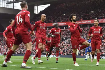 BANTU LIVERPOOL: Mohamed Salah (dua dari kanan) menyambut gol jaringannya bersama rakan sepasukan dan membantu pasukannya tundukkan Chelsea 2-0. - Foto AFP
