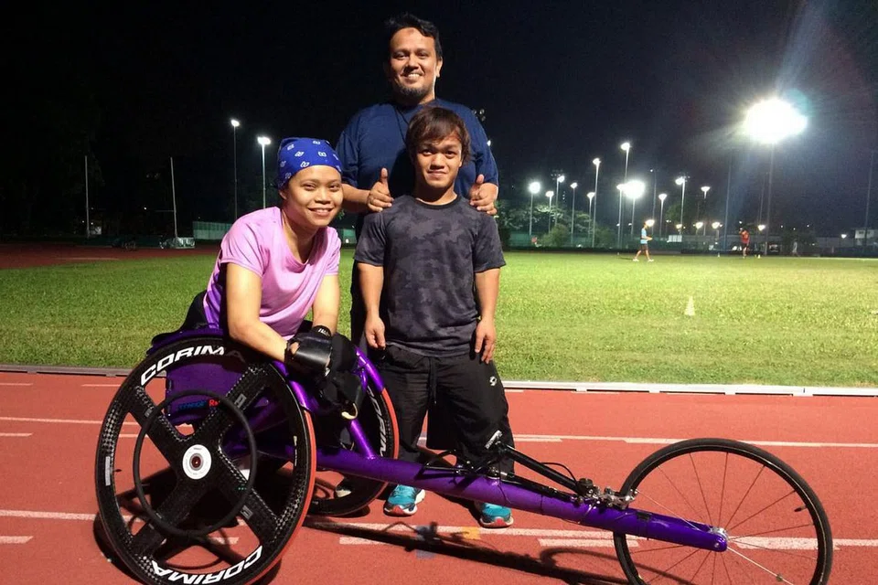 AZAM MEMBARA: Diroy (tengah) ghairah mahu beraksi di Terbuka Berlin. Bersamanya dalam gambar ialah atlit perlumbaan kerusi roda, Norsilawati Sa'at, yang akan turut beraksi di Berlin sekalipun tempatnya dalam kontinjen Team Singapore ke Paralimpik Rio sudah pun terjamin dan Jaffa Mohamed Salleh (di belakang Diroy) yang merupakan jurulatih kepada kededua atlit ini. - Foto ihsan JAFFA MOHAMED SALLEH