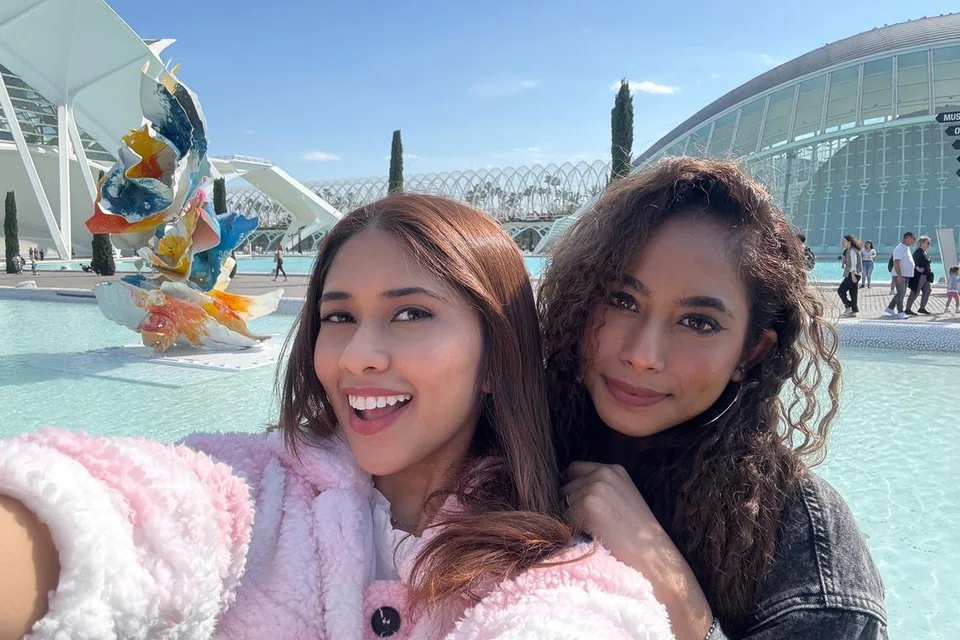 Qis Maraj (kanan) menemui persahabatan indah dan saling memahami apabila dipasangkan dengan Farah Farook, sebagai rakan pengacara ‘Zoom Sepanyol’ yang akan disiarkan pada 28 Ogos di saluran Mediacorp Suria.