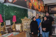 MENERUSKAN WARISAN KELUARGA: Cucu pelakon dan pengarah S. Kadarisman, Cik Rozeelawati Mohd Amin (dua dari kanan) dan suami, Encik Normanshah Omar (kanan) membuka kedai makan S. Kadarisman Cafe di 128 Tembeling Road sebagai peluasan khidmat katering majlis kahwin yang dikendalikan. Bersamanya ialah ibu bapanya (dari kiri) Cik Kamaliah Mohd dan Encik Mohd Amin S. Kadarisman. - Foto BM oleh NUR DIYANA TAHA