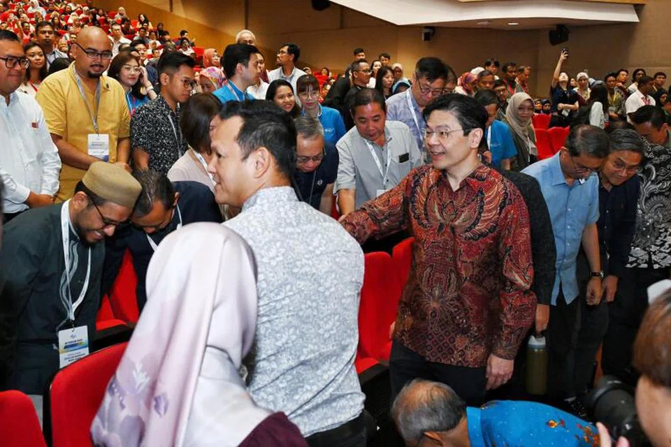 Perdana Menteri, Encik Lawrence Wong (berbaju batik), beramah mesra dengan beberapa hadirin Forum M³ di nstitut Pendidikan Teknikal (ITE) Kolej Central di Ang Mo Kio.