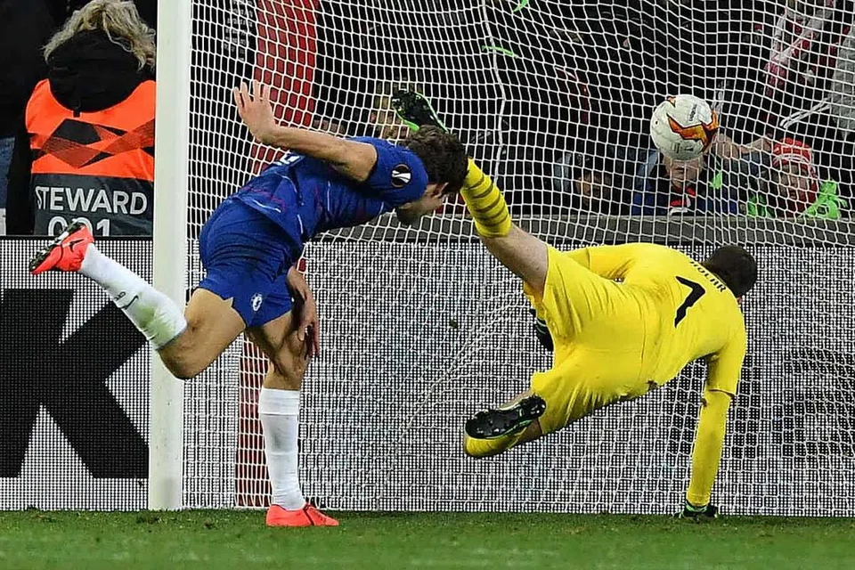JARINGAN PENYELAMAT: Marcos Alonso membuat tandukan yang berjaya menewaskan penjaga gawang Slavia Prague, Ondrej Kolar. - Foto AFP 