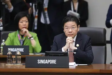 Perdana Menteri, Encik Lawrence Wong, semasa sesi Mesyuarat Pemimpin Ekonomi Apec di Gyeongju, Korea Selatan, pada 31 Oktober. Sesi tersebut turut dihadiri Menteri Negara Kanan (Ehwal Luar merangkap Ehwal Dalam Negeri), Cik Sim Ann (kiri). 