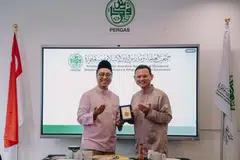 Pemangku Menteri Bertanggungjawab bagi Ehwal Masyarakat Islam, Encik Zaqy Mohamad (kanan), membuat lawatan ke pejabat baharu Persatuan Ulama dan Guru-Guru Agama Islam Singapura (Pergas) pada 18 September sambil ditemani Presiden Pergas, Ustaz Muhammad Tarmizi Abdul Wahid.
