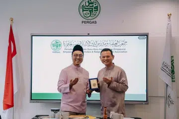 Pemangku Menteri Bertanggungjawab bagi Ehwal Masyarakat Islam, Encik Zaqy Mohamad (kanan), membuat lawatan ke pejabat baharu Persatuan Ulama dan Guru-Guru Agama Islam Singapura (Pergas) pada 18 September sambil ditemani Presiden Pergas, Ustaz Muhammad Tarmizi Abdul Wahid.