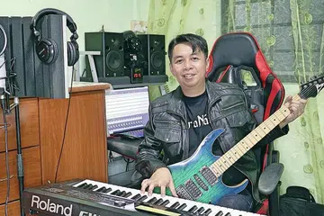 KELUAR DARI ZON SELESA: Penggubah lagu Melayu, Amirrudin Muhammad Ayub, yang lebih dikenali rakan seni di Singapura dengan panggilan Amyr Abadawn, mula bereksperimen dengan lagu Inggeris tahun lalu sebelum muncul dengan lagu Cina Cheng Shou (Tahan Rasa) dendangan bakat YouTube, Kaitlyn Lin, baru-baru ini. - Foto MAGIX MPIRE