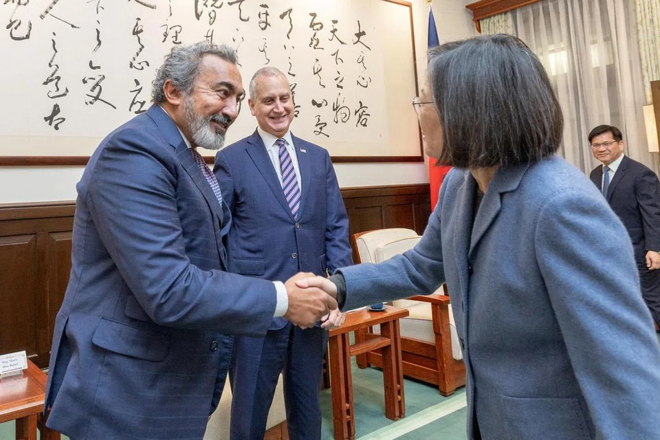 LAWATAN SENSITIF: Presiden Taiwan, Cik Tsai Ing-wen, mengadakan mesyuarat bersama  anggota Dewan Kongres Amerika  perwakilan - Republikan Mario Diaz-Balart dan perwakilan Demokrat Ami Bera  - di bangunan Presiden di Taipei pada 25 Januari,  sedang kapal perang Amerika melintasi Selat Taiwan pada 24 Januari 