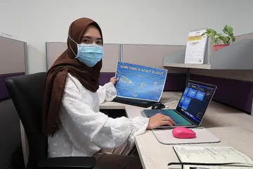 JALANI LATIHAN: Setelah dilepaskan daripada syarikat lamanya, Cik Siti Firzanah Mohamed Farid menemui peluang pekerjaan baru sebagai eksekutif sekutu di Hospital Besar Changi (CGH) di bawah Program Pelatih SGUnited. - Foto PUSAT ALICE LEE UNIVERSITI NASIONAL SINGAPURA (NUS) BAGI PENGAJIAN KEJURURAWATAN