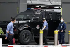 DIDAKWA: Zulfikar Mohamad Shariff yang ditahan di bawah ISA sebelum ini dibawa ke mahkamah dengan menaiki kenderaan berperisai polis untuk menghadapi satu tuduhan di bawah Akta Pasport semalam. - Foto BH oleh WONG KWAI CHOW
