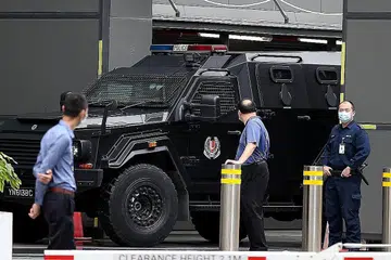 DIDAKWA: Zulfikar Mohamad Shariff yang ditahan di bawah ISA sebelum ini dibawa ke mahkamah dengan menaiki kenderaan berperisai polis untuk menghadapi satu tuduhan di bawah Akta Pasport semalam. - Foto BH oleh WONG KWAI CHOW
