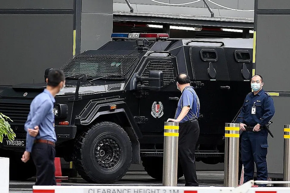 DIDAKWA: Zulfikar Mohamad Shariff yang ditahan di bawah ISA sebelum ini dibawa ke mahkamah dengan menaiki kenderaan berperisai polis untuk menghadapi satu tuduhan di bawah Akta Pasport semalam. - Foto BH oleh WONG KWAI CHOW