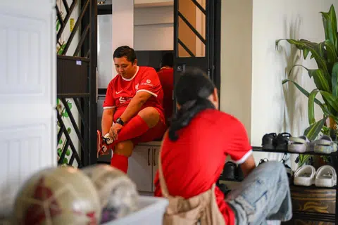 SIAP SEDIA: Encik Mohammad Muhaimin buat persiapan bersama anak perempuanya, Cyntha Qysha Qaisara Mohammad Muhaimin, 14 tahun, empat jam sebelum pertandingan bermula. Cyntha ialah seorang peminat Liverpool seperti ayahnya juga. Dia akan mengikuti ayahnya ke setiap perlawanan bola sepak. Dia juga bertindak selaku jurugambar untuk orang ramai yang ingin bergambar dengan ayahnya.