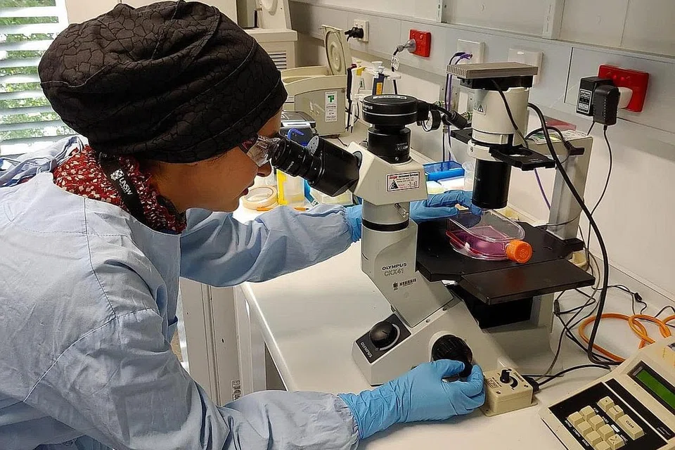 JADI SAINTIS: Dr Shebbrin (gambar atas) bersama suami, anak-anak dan ibunya di Brisbane. Beliau kini menjalankan penyelidikan dan bekerja di Pusat Teknologi Nano Mikro Queensland di Universiti Griffith. - Foto ihsan SHEHZAHDI SHEBBRIN D/O BOORHANUDDIN MOONSHI