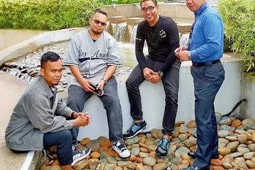 TIMBUL KESEDARAN: (Dari kiri) Encik Noor Halis, pengasas One Heart Brothers Society (OHBS); Encik Iqbal (Revive.sg); Encik Mohd Sahri (OHBS); dan Encik Ramli (Reforming Support Group); mahu mendampingi golongan berisiko tinggi daripada terjebak dalam kancah dadah dan samseng. - Foto BH oleh SAINI SALLEH