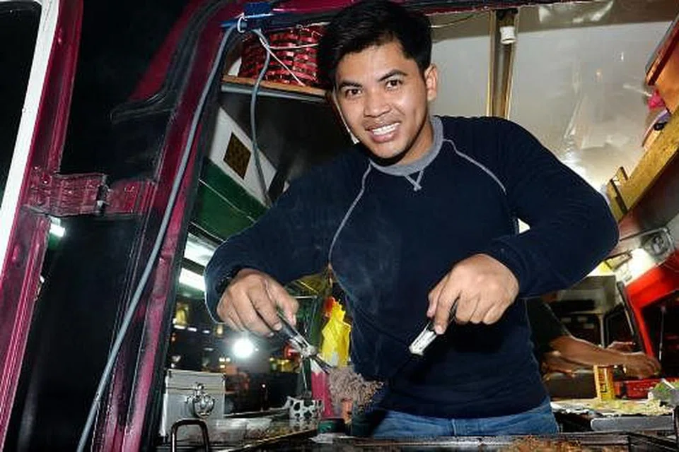 ATASI RASA SEGAN: Siswa kejuruteraan pesawat, Encik Muhammad Hafiy Mughnie Amran, memberanikan diri mengurus perniagaan trak makanan Babarittos sebagai batu loncatan sebelum mengotakan impian menyediakan makanan lazat lagi bermutu di pesawat.