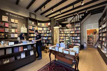 TOKO BUKU TUMPUAN RAMAI: Wardah Books, yang terletak di Bussorah Street, kian menjadi antara kedai buku yang kerap dikunjungi pembaca yang ingin mendapatkan buku-buku Islam. 