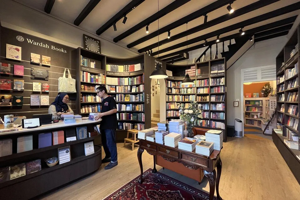 TOKO BUKU TUMPUAN RAMAI: Wardah Books, yang terletak di Bussorah Street, kian menjadi antara kedai buku yang kerap dikunjungi pembaca yang ingin mendapatkan buku-buku Islam. 