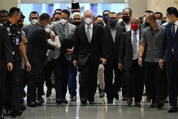 KISAH NAJIB: Datuk Najib sewaktu menghadiri perbicaraan di mahkamah di Putrajaya. - Foto-foto fail, AFP