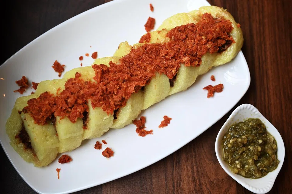PULUT SUSYI RENDANG PADANG: Pulut kuning yang membalut rendang Padang, dinikmati bersama serunding Padang dan sambal ‘ijo’.