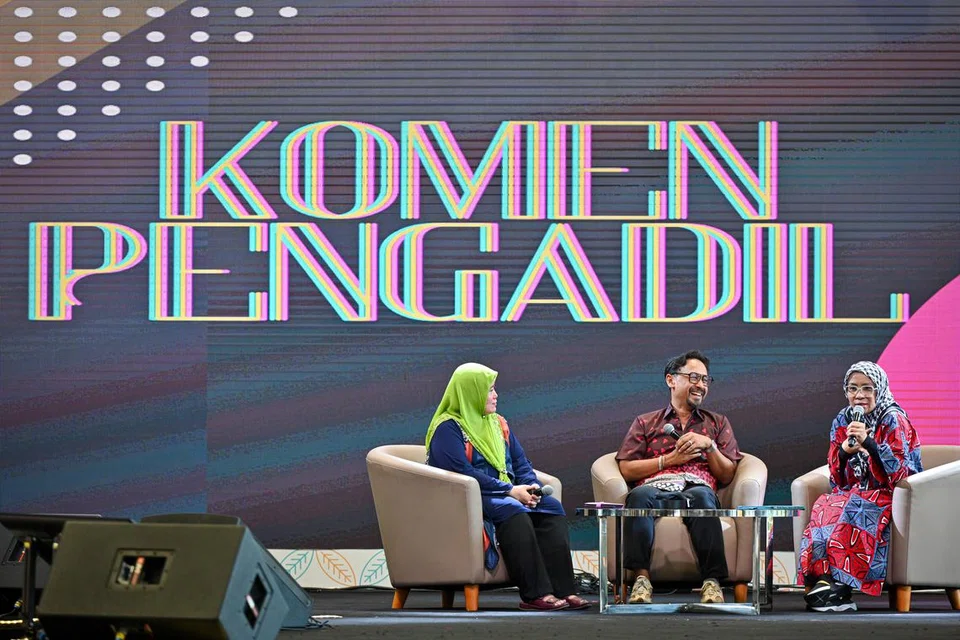 Hantaran video atau TikTok dinilai oleh panel tiga pengadil yang terdiri daripada (dari kiri) Ketua Gaya Hidup BH, Cik Haryani Ismail; Pengarah Urusan Inkhouse Media Pte Ltd (Singapura), Datuk Khairul Anwar Salleh; dan Pakar Kanan Rekaan Media Untuk Pembelajaran Kementerian Pendidikan (MOE), Cikgu Asnida Daud.