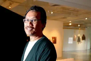 FOKUS PADA KARYA: Selepas tidak lagi mengurus program pengajian dan sukatan pendidikan diploma dan ijazah seni halus di Maktab Seni Lasalle, Encik Salleh Japar memiliki lebih banyak masa merancang pameran solonya selepas lebih sedekad 'berehat' daripada projek peribadi. - Foto TUKIMAN WARJI