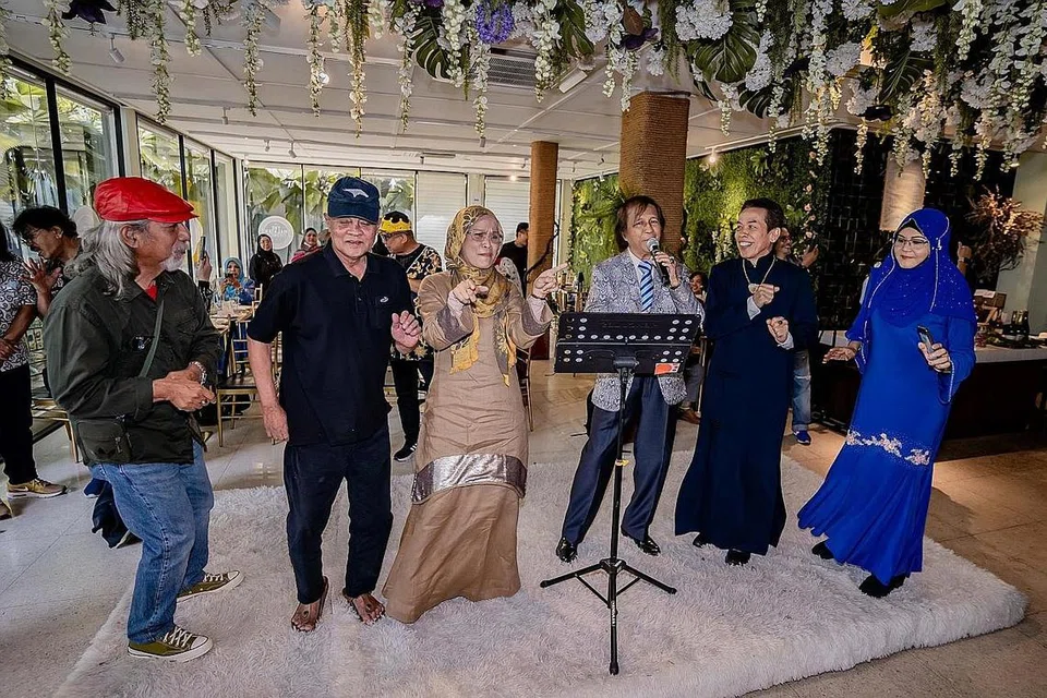 JOGET 'TWIST' BERSAMA: Datuk Jeffrydin (tiga dari kanan) diiringi penonton (termasuk pengacara BJ Kadir, dua dari kanan) yang teruja menari dan menyanyi sama pada acara nostalgia yang berlangsung di The Malayan Council (Windstedt Road) pada Sabtu lalu. - Foto-foto BH oleh NUR DIYANA TAHA