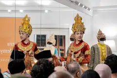 Pelakon bangsawan, Farah Nadyrah Samsudin, melatih diri bagi menyesuaikan gerak tangan yang gemalai demi menjayakan watak ‘Permaisuri Sri Sudewi’.