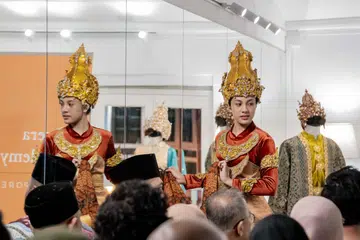 Pelakon bangsawan, Farah Nadyrah Samsudin, melatih diri bagi menyesuaikan gerak tangan yang gemalai demi menjayakan watak ‘Permaisuri Sri Sudewi’.