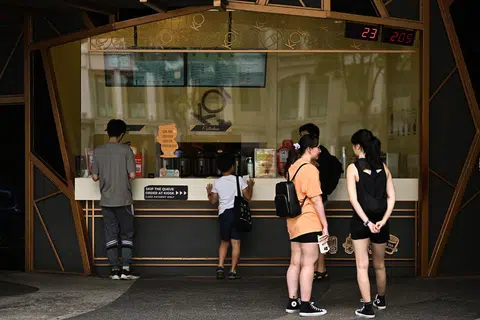 KEPERLUAN TERKINI: Penjual perlu memaparkan gred khasiat minuman segar disediakan termasuk tanda paras gula bahan tambahan seperti ‘topping’ dalam menu mulai 30 Disember.