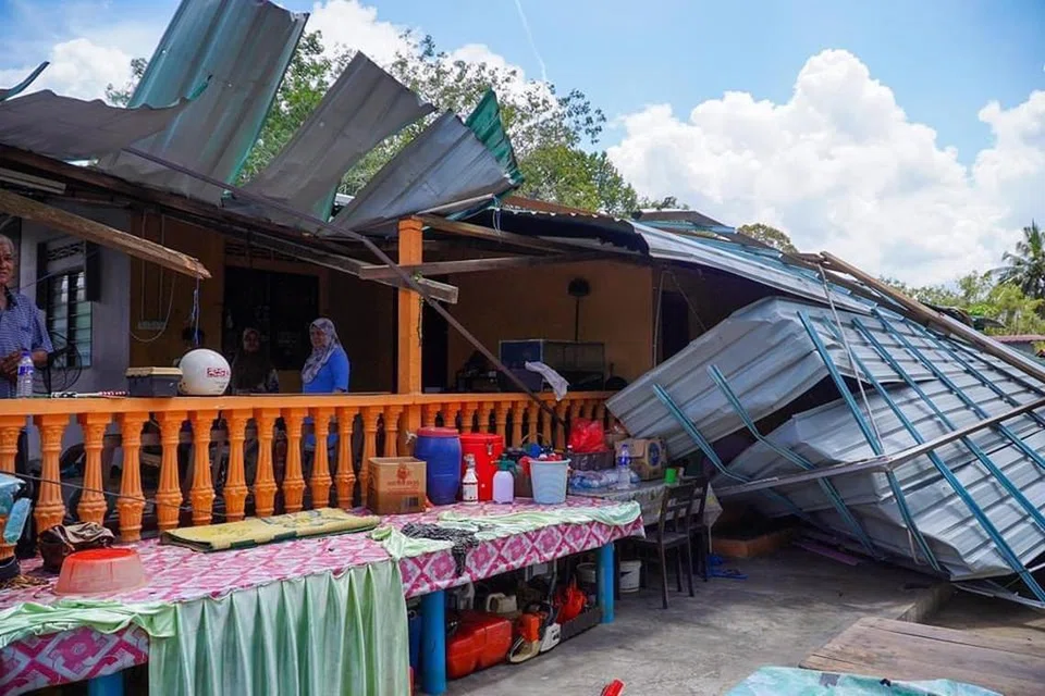 Keadaan rumah penduduk di Kampung Mengkudu, Sekijang, Segamat, Johor, yang rosak akibat ribut pada petang 2 November.