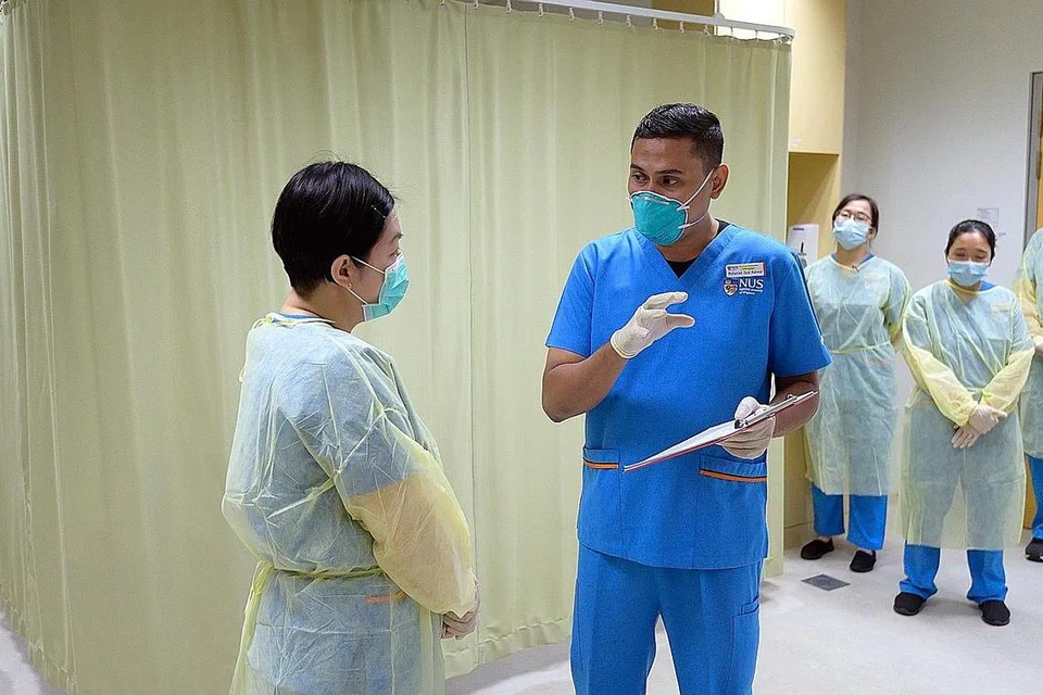 KEJAR CITA-CITA: Encik Mohamad Zaid Rahmat menyertai Program Penukaran Profesional (PCP) bagi Jururawat Berdaftar (Sarjana Muda) untuk membuat peralihan kerjaya demi mencapai cita-cita menjadi jururawat. - Foto PUSAT ALICE LEE UNIVERSITI NASIONAL SINGAPURA (NUS) BAGI PENGAJIAN KEJURURAWATAN