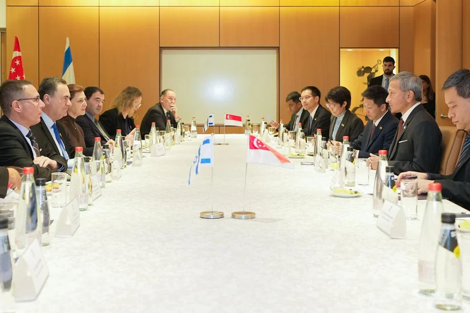 Delegasi Singapura yang diketuai Menteri Ehwal Luar, Dr Vivian Balakrishnan (dua dari kanan) bertemu dengan rakat sejawatnya dari Israel, Encik Israel Katz (dua dari kiri) pada 19 Mac. 