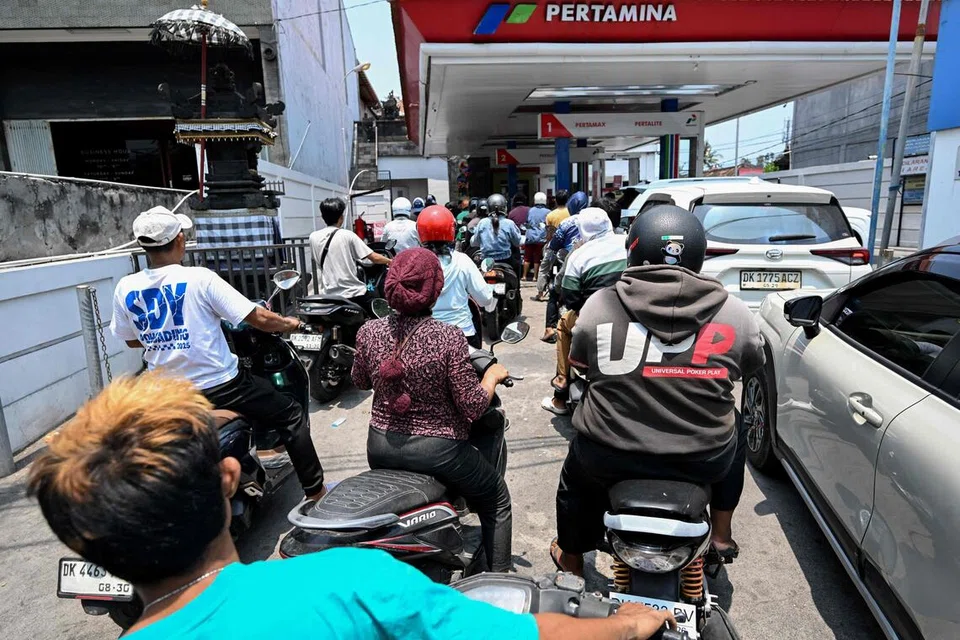 Penunggang motosikal beratur panjang untuk mengisi minyak di stesen minyak di tengah-tengah kekurangan bekalan bahan api, di pulau peranginan Bali, Indonesia, pada 14 Oktober 2026.