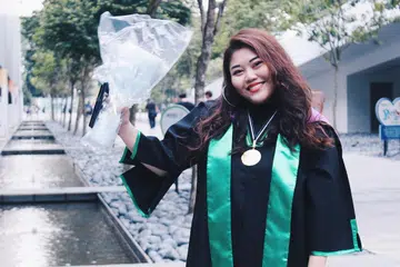 PANDANG KE HADAPAN: Disebabkan enggan melihat ibunya sengsara, Cik Nadia Asyikin Abdul Malik belajar bersungguh-sungguh selepas kematian ayah hingga berjaya meraih Anugerah Lembaga Gabenor bagi Lulusan Paling Cemerlang di Politeknik Republic. Beliau juga menerima surat penerimaan Universiti Teknologi Nanyang (NTU) dan Universiti Pengurusan Singapura (SMU) untuk melanjutkan pelajaran ke peringkat ijazah. - Foto ihsan NADIA ASYIKIN ABDUL MALIK