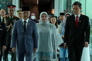LAWATAN NEGARA: Yang Di-Pertuan Agong Sultan Abdullah ibni Ahmad (depan, kiri) dan Raja Permaisuri Agong Tunku Hajah Azizah Aminah Maimunah Iskandariah (depan, dua dari kanan) selamat sampai di Singapura untuk lawatan negara dan disambut oleh Menteri Pendidikan, Encik Chan Chun Sing (kanan). - Foto FACEBOOK ISTANA NEGARA, MALAYSIA