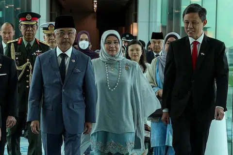 LAWATAN NEGARA: Yang Di-Pertuan Agong Sultan Abdullah ibni Ahmad (depan, kiri) dan Raja Permaisuri Agong Tunku Hajah Azizah Aminah Maimunah Iskandariah (depan, dua dari kanan) selamat sampai di Singapura untuk lawatan negara dan disambut oleh Menteri Pendidikan, Encik Chan Chun Sing (kanan). - Foto FACEBOOK ISTANA NEGARA, MALAYSIA
