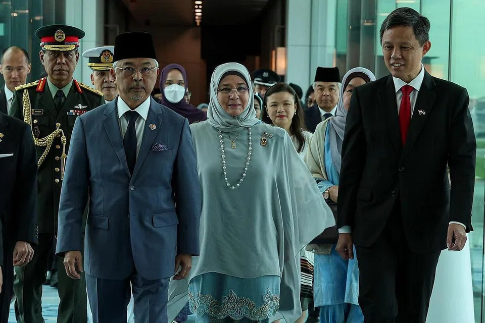 LAWATAN NEGARA: Yang Di-Pertuan Agong Sultan Abdullah ibni Ahmad (depan, kiri) dan Raja Permaisuri Agong Tunku Hajah Azizah Aminah Maimunah Iskandariah (depan, dua dari kanan) selamat sampai di Singapura untuk lawatan negara dan disambut oleh Menteri Pendidikan, Encik Chan Chun Sing (kanan). - Foto FACEBOOK ISTANA NEGARA, MALAYSIA