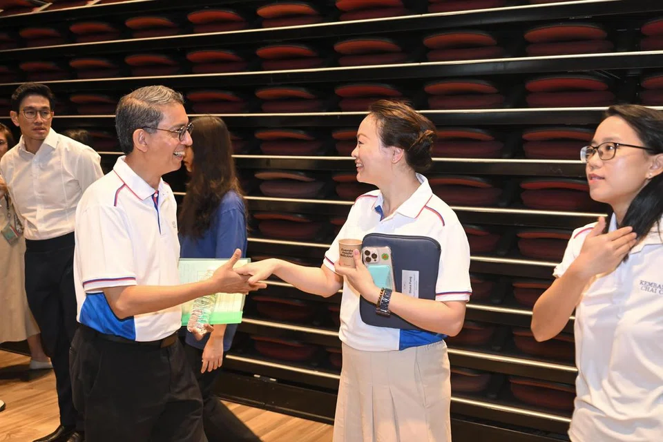 Menteri Negara (Ehwal Dalam Negeri merangkap Pembangunan Negara), Profesor Madya Dr Muhammad Faishal Ibrahim (dua dari kiri) berjabat tangan dengan muka baru Parti Tindakan Pekerja (PAP), (dua dari kanan) Cik Diana Pang. Sebelah beliau pula adalah penasihat kedua kepada pertubuhan akar umbi Kembangan-Chai Chee, Dr Choo Pei Ling. 