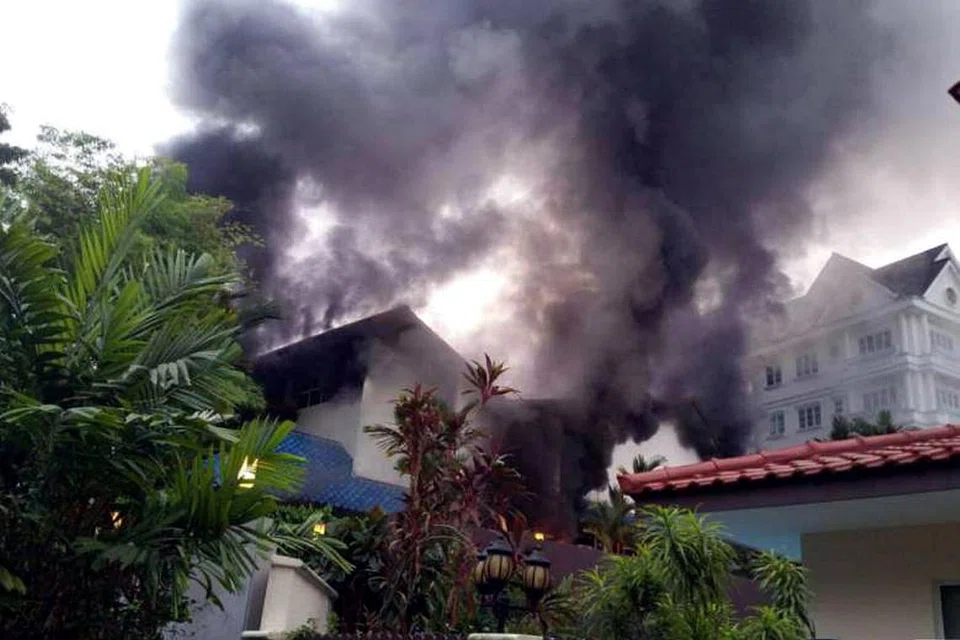 BUMBUNG TUMBANG: Api yang menjilat bangunan prasekolah di Bukit Timah ini pagi semalam mengakibatkan bumbungnya runtuh. Tiada kecederaan atau kemalangan jiwa dilaporkan. - Foto THE STRAITS TIMES