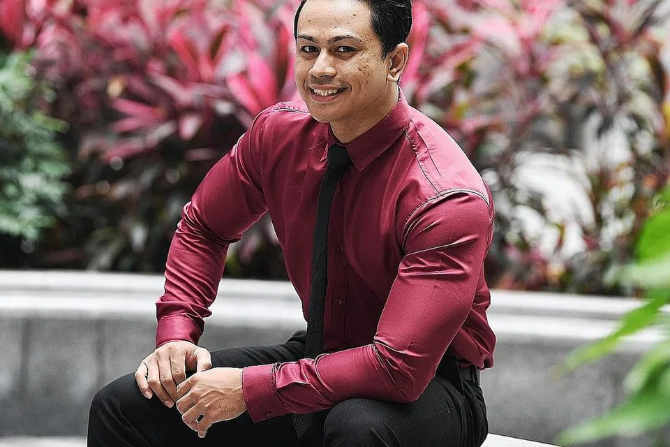 MAHU SELAMATKAN KELUARGA: Penuntut jurusan pengurusan pengalaman pelanggan dengan perniagaan Politeknik Republic, Encik Norazri Abdullah, berusaha gigih mencapai kejayaan kerana enggan keluarga terperangkap lagi dalam kancah dadah. - Foto BH oleh KHALID BABA