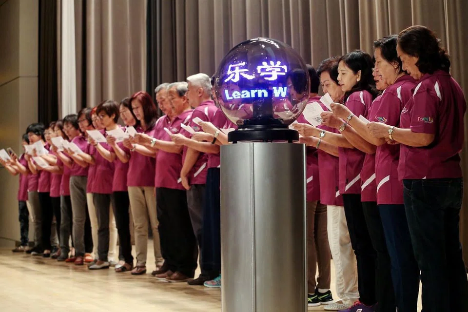 PERSEMBAHAN MERDU: Kumpulan Opera dan Muzik Joyful Hearts dari Family Central membuat persembahan nyanyian di auditorium Pusat NTUC semalam. - Foto ZAOBAO