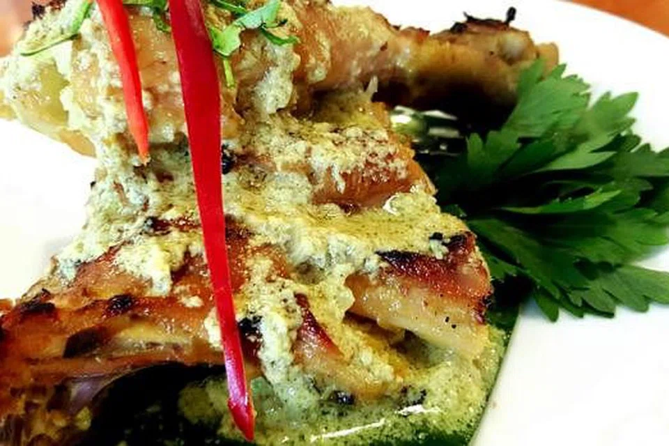 AYAM BAKAR: Diperap dan dibakar atas arang, kemudian dicampurkan bersama gulai. - Foto CEF MEL DEAN