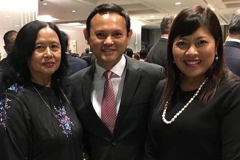 DUA WANITA TERSAYANG: Encik Zaqy Mohamad (atas) turut memuatnaikkan gambar beliau bersama ibunya, Cik Amnah (kiri), dan isterinya, Cik Haryane Mustajab di dalam laman Facebooknya semalam. - Foto FACEBOOK ZAQY MOHAMAD